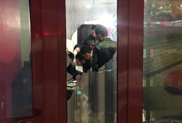 Ellerindeki döner bıçaklarıyla dükkanın camlarını kırdılar