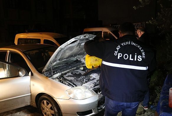 Park halindeki otomobil benzin dökülerek kundaklandı