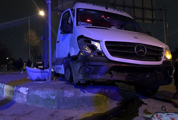 İşçileri taşıyan servis minibüsü kaza yaptı: 14 yaralı