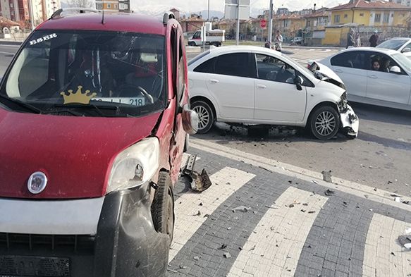 Otomobiller çarpıştı: 3 yaralı