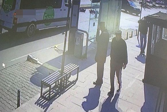 Minibüse yetişmek isteyen anne ve oğluna araba çarptı