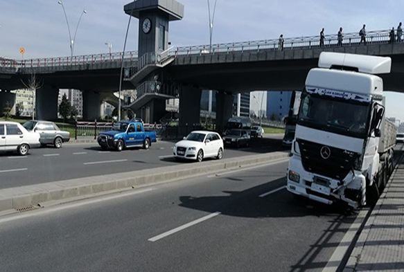 Sürücüsü kalp krizi geçiren tır, köprü ayağına çarptı