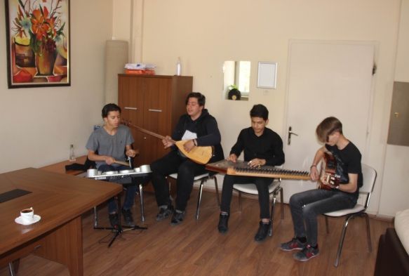 Hasta çocukların ve yaşlıların gönüllü müzik grubu