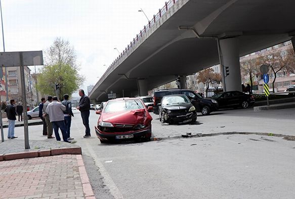 Kavşakta çarpışan otomobillerde maddi hasar meydana geldi