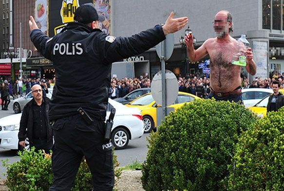 Üzerine benzin döküp kendini yakmaya çalıştı