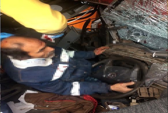 Konteynere çarpan kamyonda sıkışan sürücü yaralandı