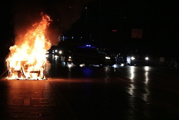 Otomobil alev alev yandı