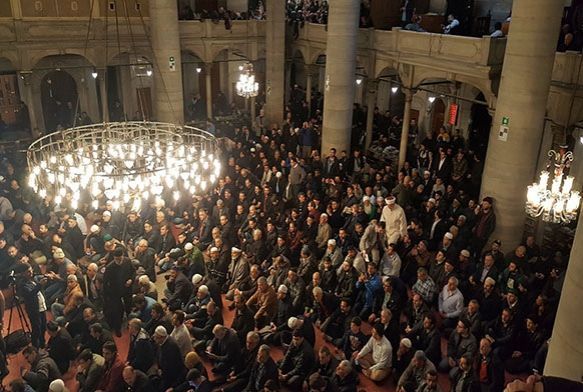 Eyp Sultan Camii'nde Berat Kandili cokusu