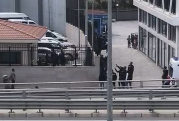 Emniyet Müdürlüğü’nün duvarına çıkıp intihar etmek istedi