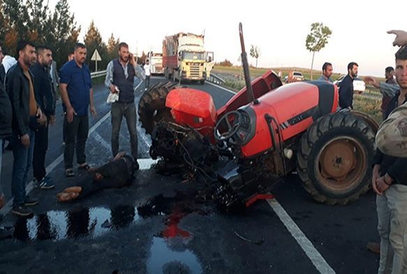 Tırla çarpışan traktör ikiye ayrıldı