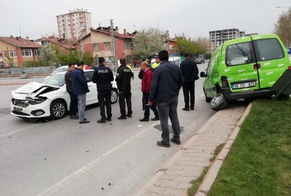 Kayseri'de otomobiller çarpıştı: 3 yaralı