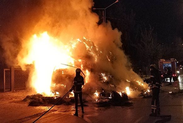 Saman yüklü kamyon alev alev yandı