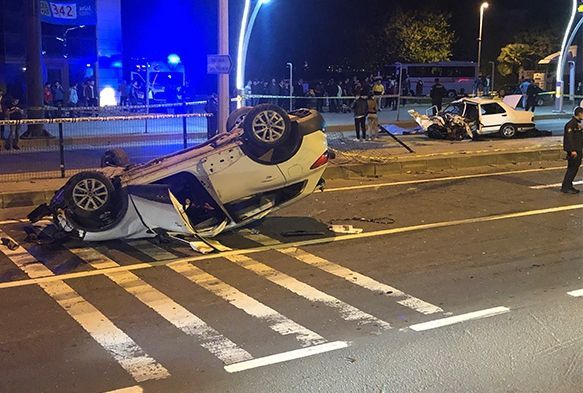 2 otomobilin çarpıştığı kazada 2 kişi öldü, 3 kişi yaralandı