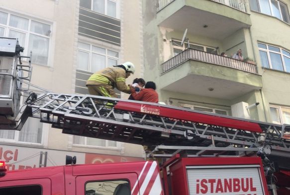 Korku dolu anlar: 20 kii yangnda mahsur kald