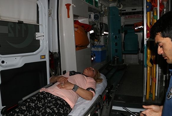 Kimliği belirlenemeyen saldırgan sokak ortasında 2 kadını yaraladı