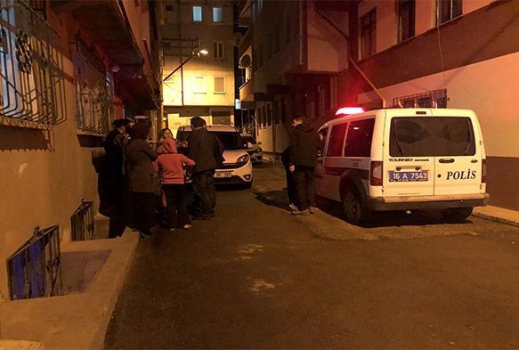 Eski eşini darp eden şahsa mahalleli saldırdı