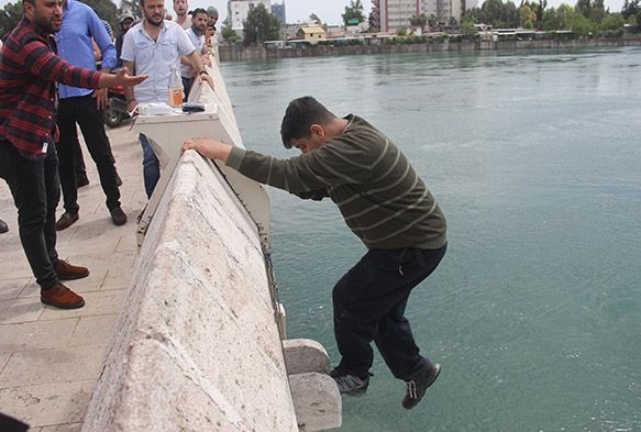 Köprüden nehre atlamak isteyen çocuğa, 'atla' diye bağırdılar