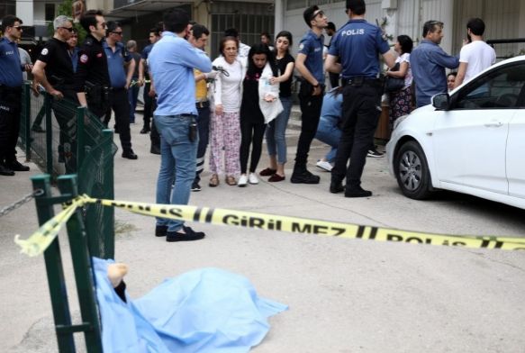 Ablasının intihar ettiği balkondan 12 yıl sonra atladı