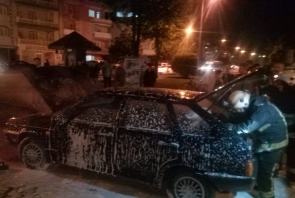 Seyir halindeki otomobil alev aldı
