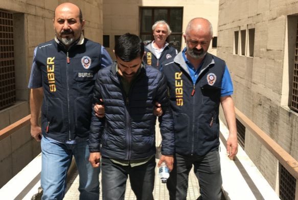 Sahte kimlikle işe girip müşterilerin kartlarını kopyaladı