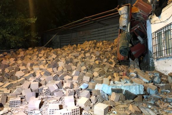 Freni boşalan tuğla yüklü kamyon evin duvarına girdi