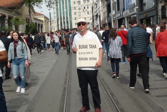 Kendi mezar tan yaptrp Taksimde dolat