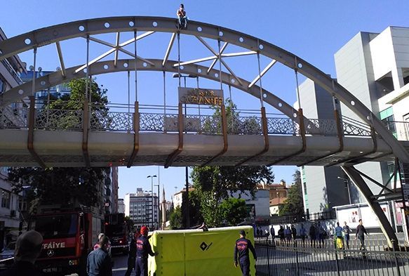 İntihar etmek isteyen bağımlı 10 metre yüksekte röportaj verdi