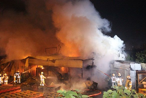 Palet fabrikası alevlere teslim oldu