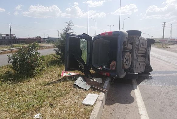 Hafif ticari araç devrildi 1 ölü 3 yaralı