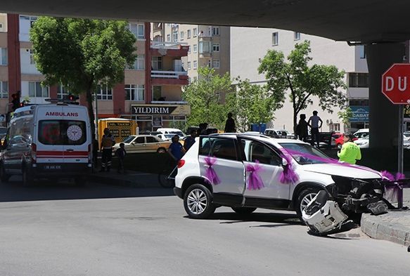 Gelin almaya giden cip, otomobile çarptı