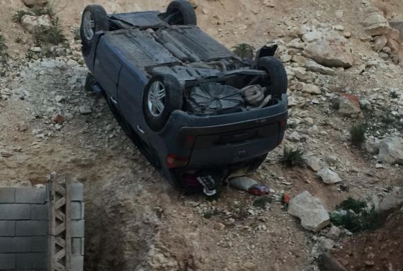 Kontrolü kaybolan otomobil 20 metre yüksekten aşağı uçtu