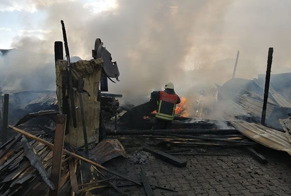 Kereste deposunda çıkan yangını itfaiye ekipleri söndürdü
