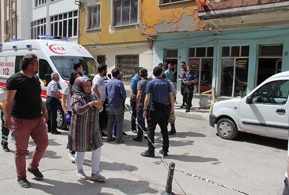 Yaşlı adamı ipte gördü camı kırdı kurtarma çabaları sonuçsuz kaldı