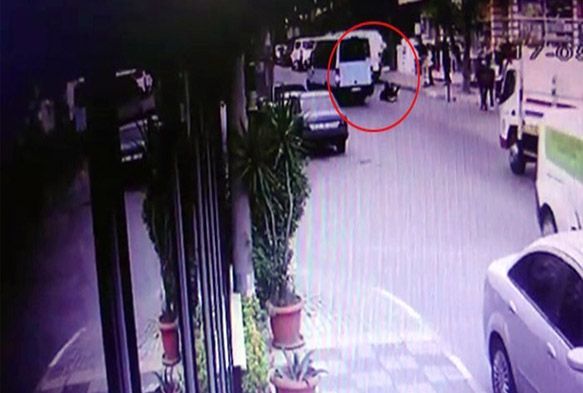 Genç kız kapısı açık minibüsten böyle düştü