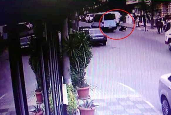 Genç kız kapısı açık minibüsten düştü