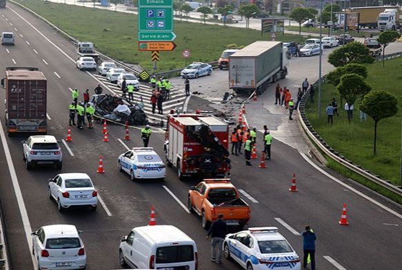 Tıra çarpan lüks araç hurdaya döndü: 1 ölü, 1 yaralı
