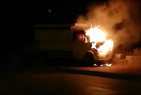 Kamyonet cayır cayır yandı