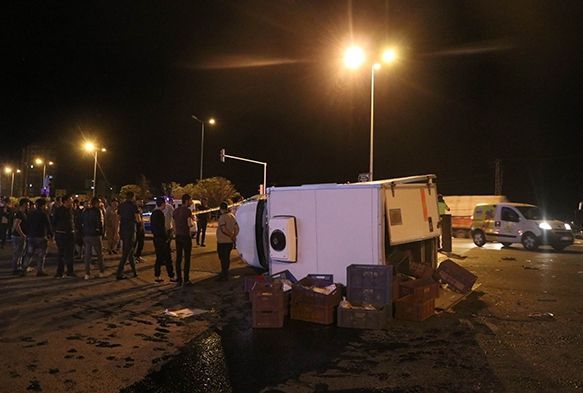 Otomobille çarpışan hafif ticari kamyonet yan yattı: 3 yaralı
