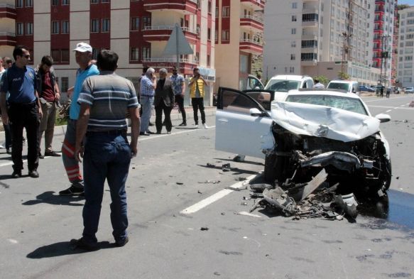 Kayseride kamyona arkadan çarpan lüks otomobil hurdaya döndü: 4 Yaralı