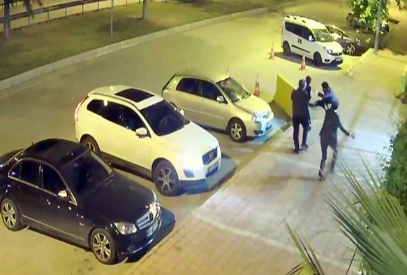Eski eşine çocuğunun gözü önünde uçan tekmeyle saldırdı