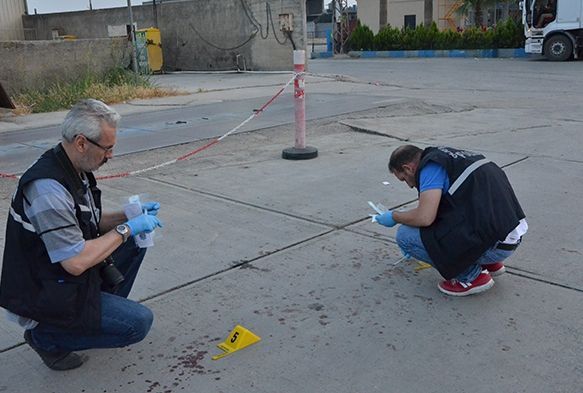 Tabancayla vurduğu karısına arabayla çarptı
