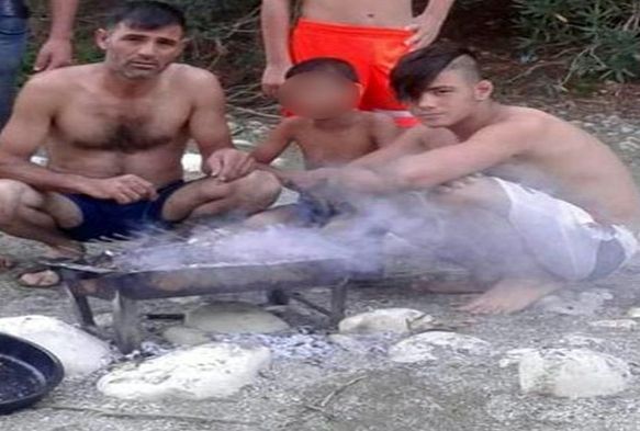 Öldürdüğü babasıyla aynı karede