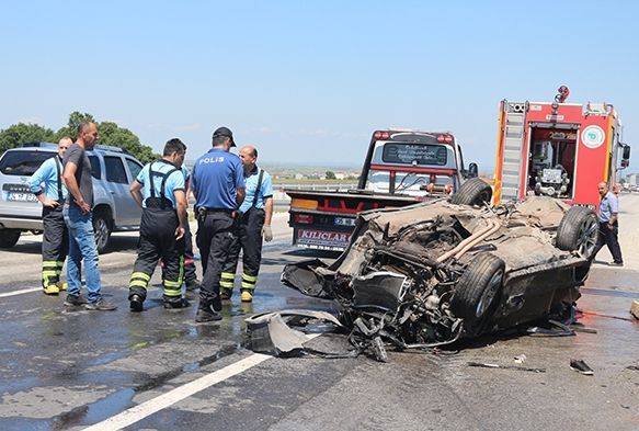 Bariyerlere çarpan araç paramparça oldu: 1’i ağır 2 yaralı