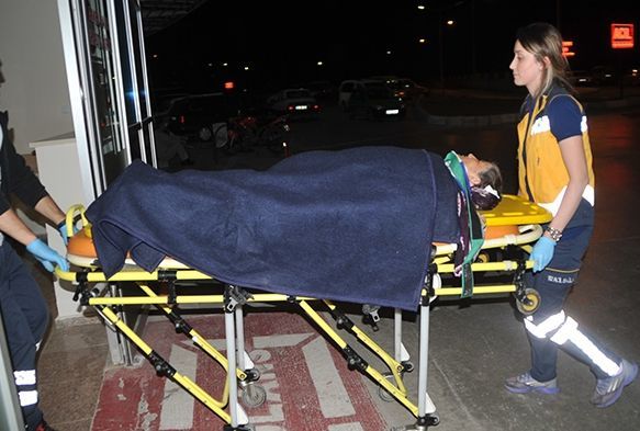 Otomobil traktöre çarptı: 4 yaralı