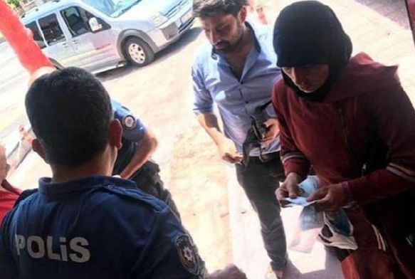 Yolda bulduu para ve altn dolu antay sahibine verdi