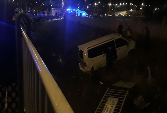 Minibüs kanala uçtu: 7 yaralı
