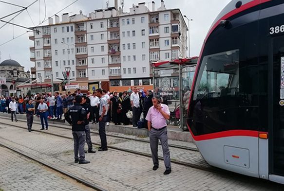 Kayseri’de tramvayın altında kalan bir kişi yaralandı