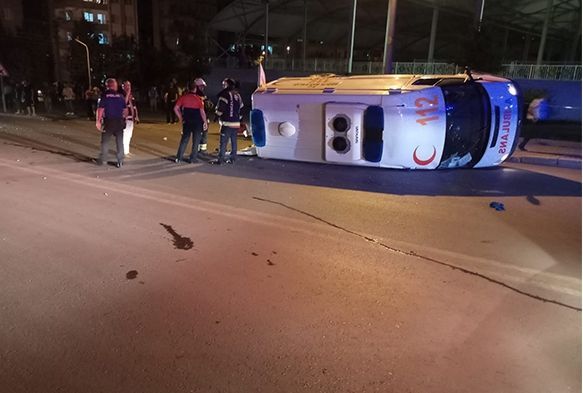 Otomobille arpan ambulans devrildi: 7 yaral