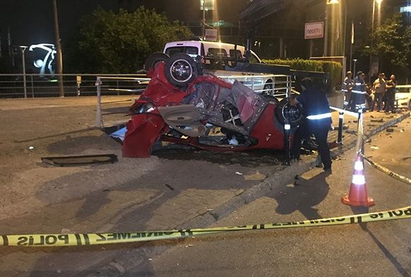 Ticari aracın çarptığı otomobil takla attı; 2 yaralı