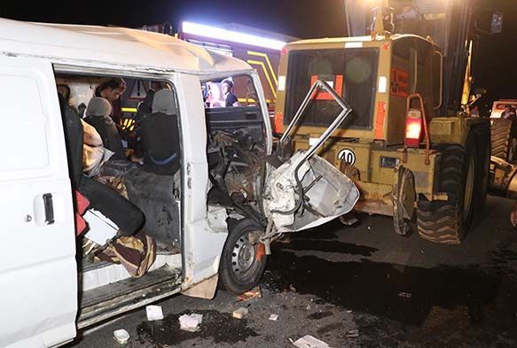 Minibüs greydere çarptı: 3’ü çocuk 7 yaralı